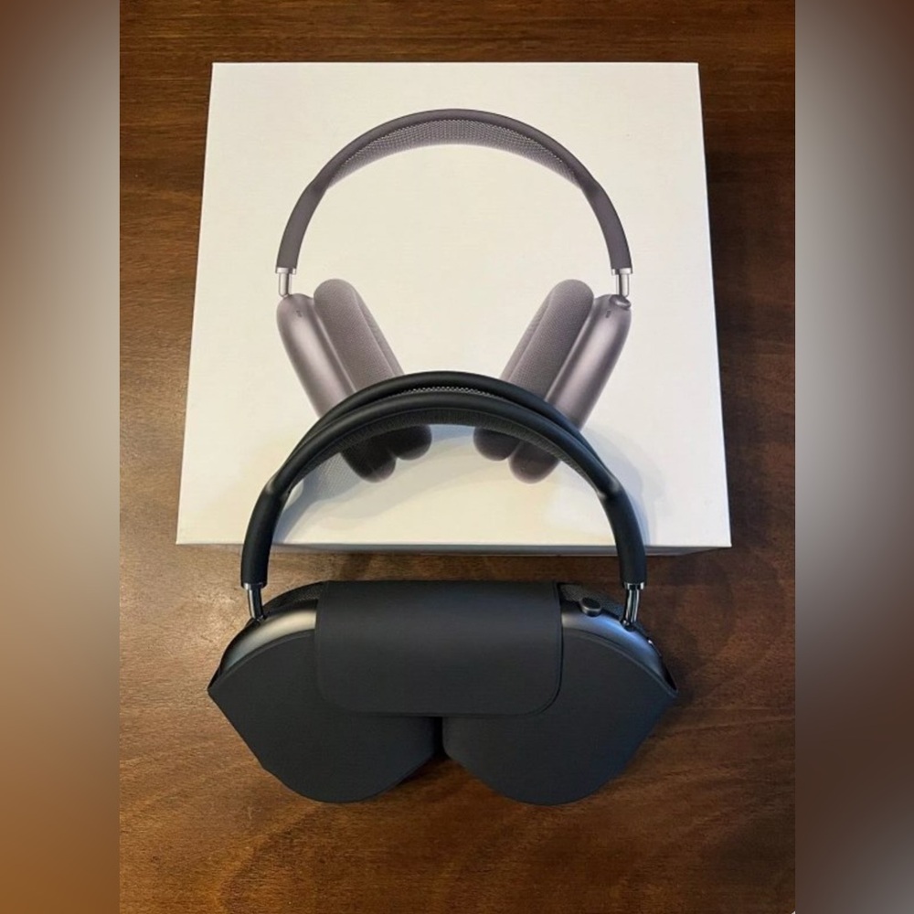 Apple AirPods Max – Black & Silver (Excellent Condition)